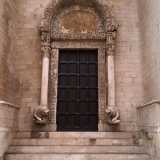 Anche la Porta dei Leoni della Basilica di San Nicola � impreziosita nella parte superiore da foglie, fiori e animali fantastici che ricordano motivi tipici dell�arte araba